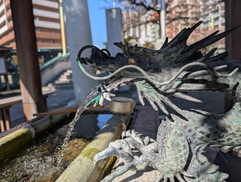 町田天満宮・手水舎の龍