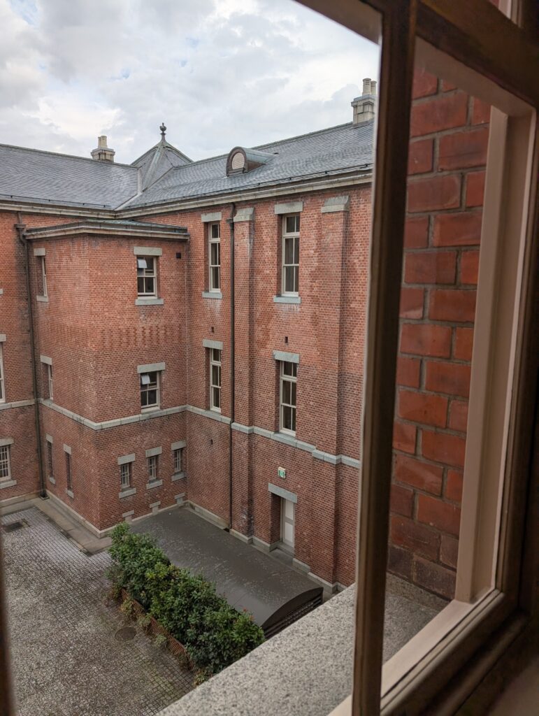 旧県会議事堂はレンガ造りで、今でも演奏会などの催しに使われています