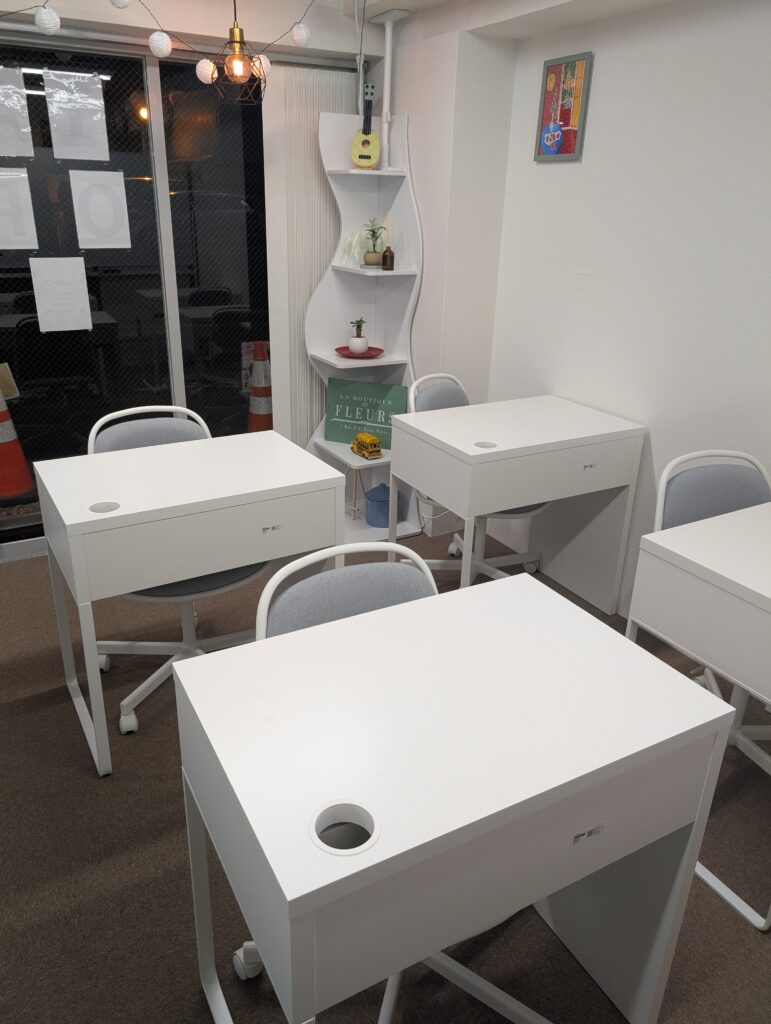 真っ白な机で！