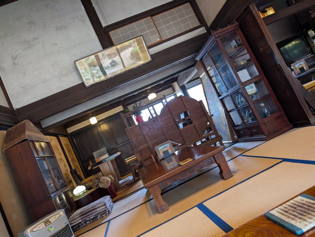 お食事処はレトロな雰囲気