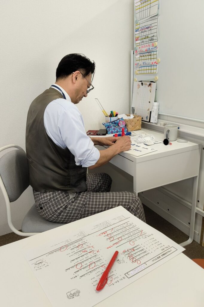 赤ペン先生のように添削中